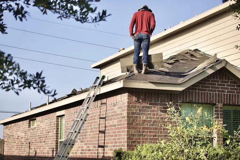Professional roofer working on a residential roof in Palmora